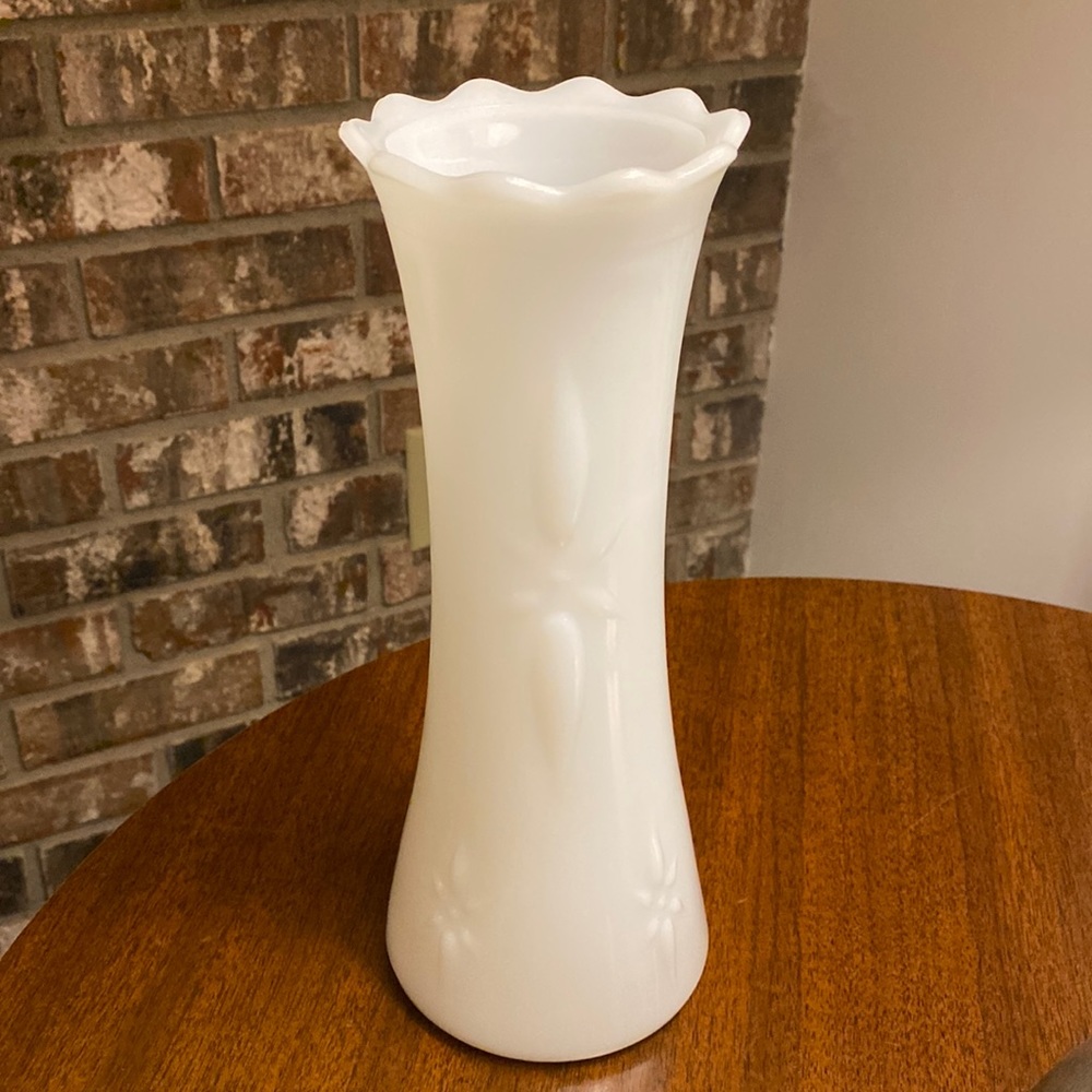 White milk glass vase MCM. E.O. Brody Co. Cleveland Ohio. J2543-6; MJ-45.